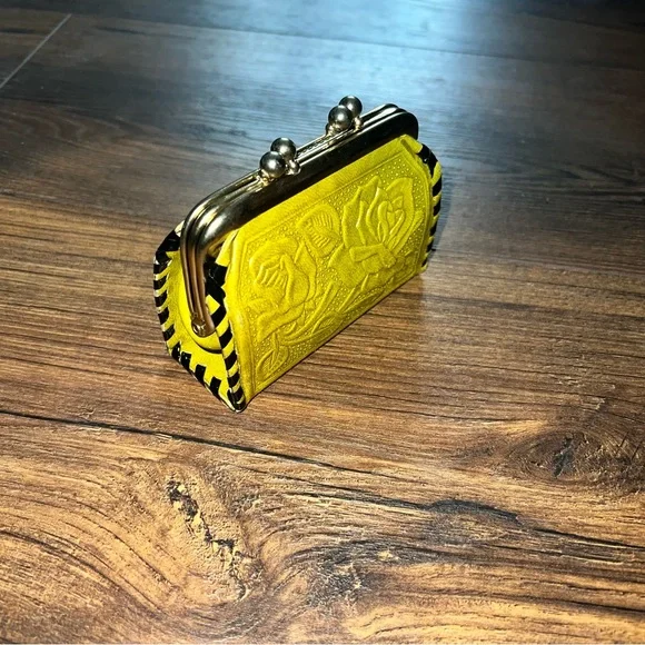 Sustainable leather embossed change purse - Picture 11 of 13